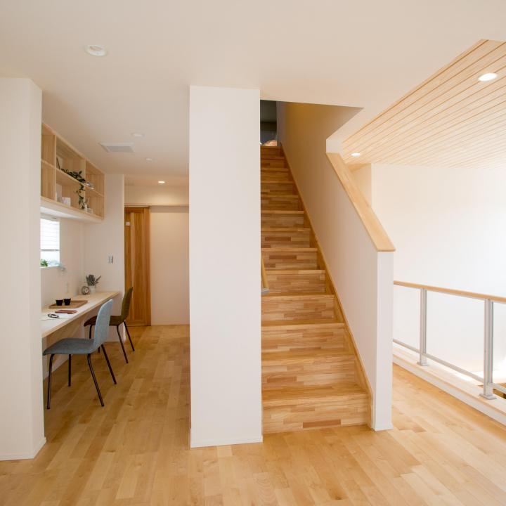 ２階と吹き抜け　中央の階段は小屋裏収納へ