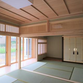 二間続きの和室に落ち着きを感じる家