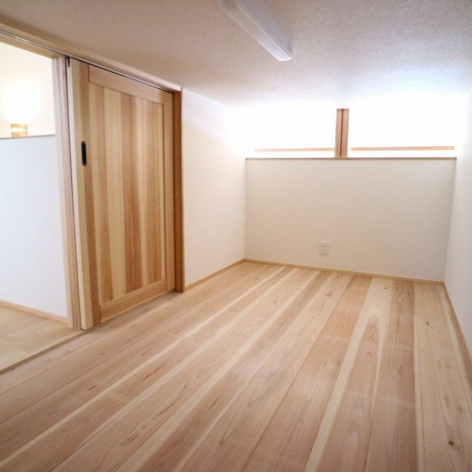 吹抜けと繋がる小屋裏収納。