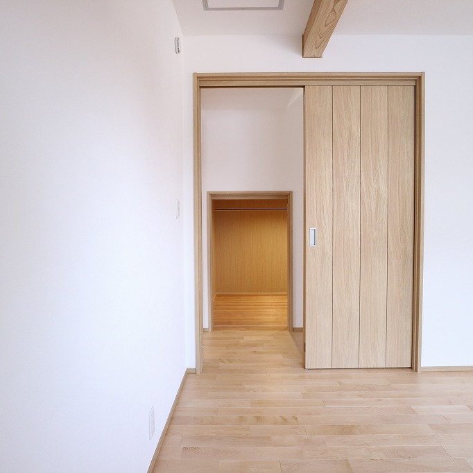 2階洋室と奥には小屋裏収納